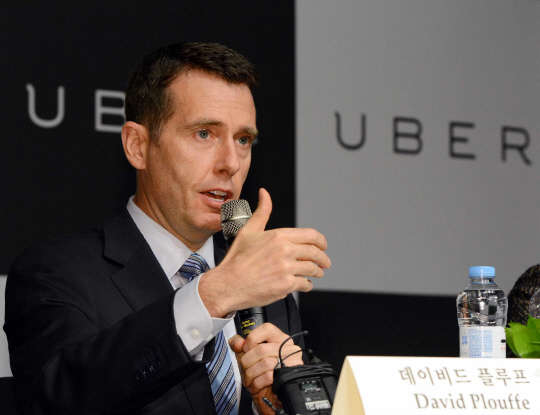 4일 데이비드 플루프 우버 정책 전략 담당 수석 부사장이 서울 남산 그랜드하얏트서울에서 간담회를 갖고 우버 사업 방향 등에 대해 설명하고 있다. 우버코리아 제공